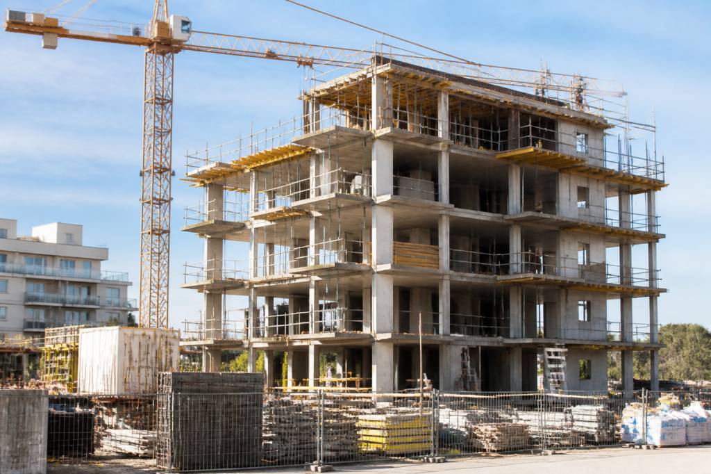 Construire un immeuble : étapes, coûts et conseils pour réussir son projet immobilier